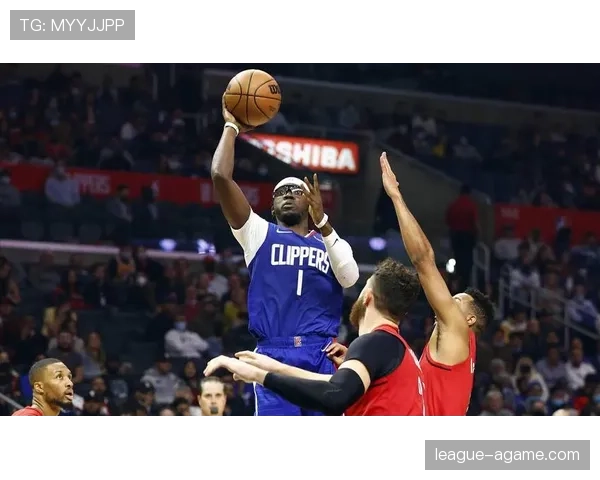 埃迪·琼斯利用无球切入提升进攻效率，助力球队多点开花