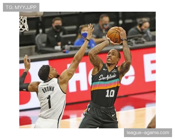 AC米兰中场与边路脱节，控场能力下滑影响比赛走势