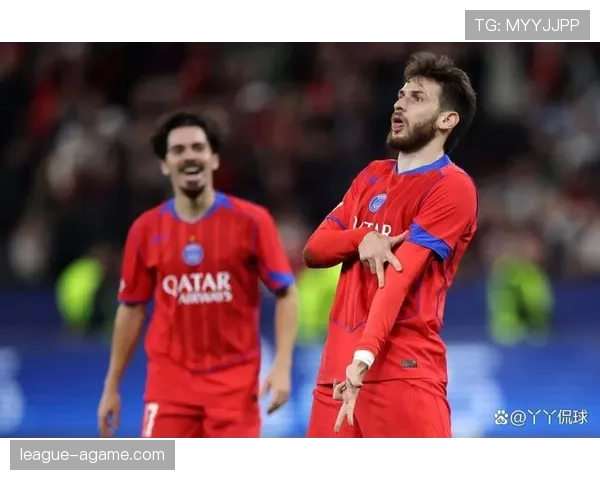 巴黎圣日耳曼高位压迫下易遭快速反击，防守转换稳定性面临考验